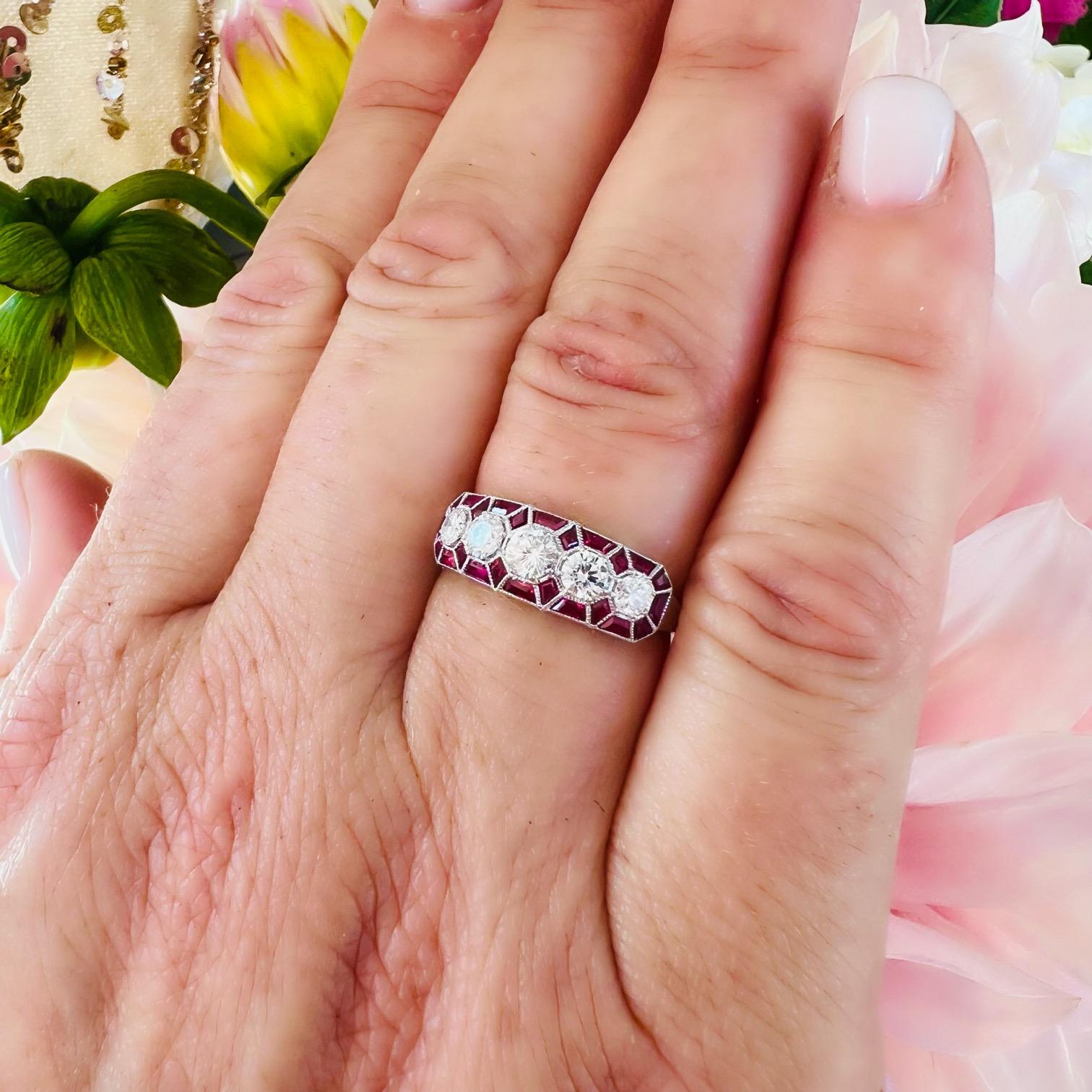 Anello a fascia in oro bianco con diamanti e accenti di rubino In condizioni Nuovo in vendita a San Francisco, CA