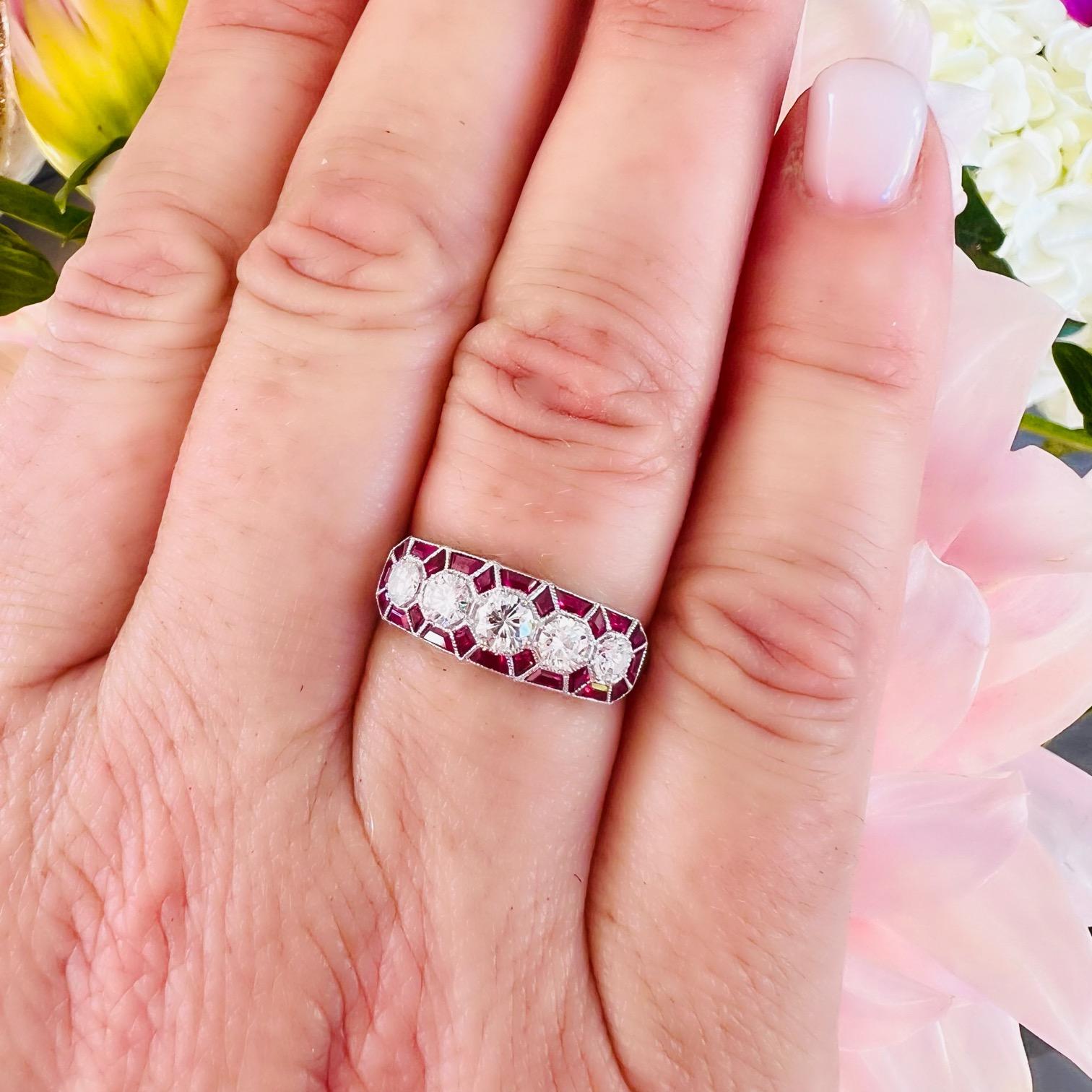 Anello a fascia in oro bianco con diamanti e accenti di rubino in vendita 1