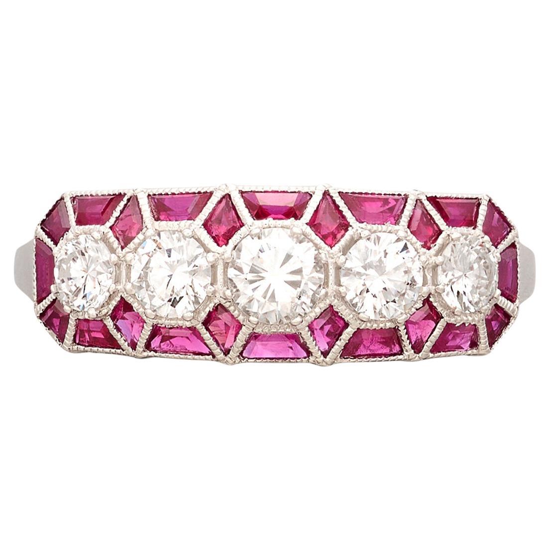 Anillo de Oro Blanco con Diamantes y Rubíes