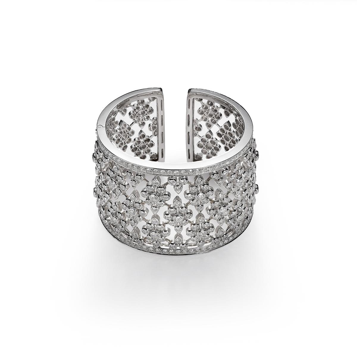 Bangle in 18kt white gold set with 262 diamonds 9.51 cts, 23 marquise cut diamonds 9.45 cts and 22 princess cut diamonds 2.82 cts 