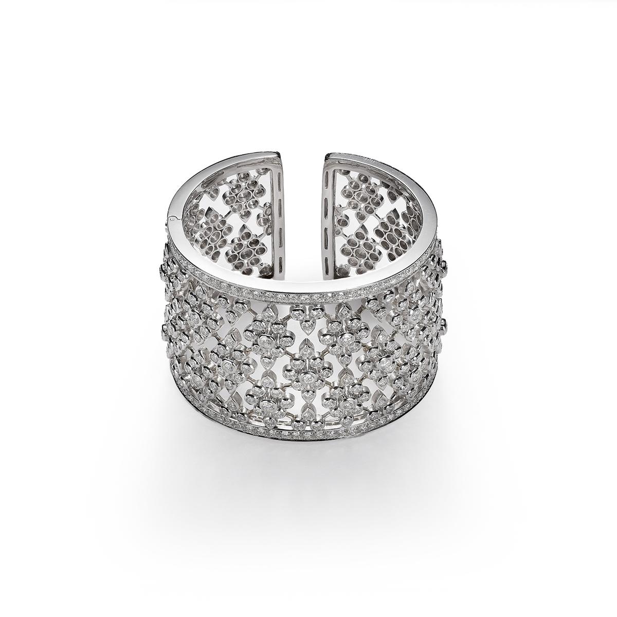 Bracelet en or blanc 18 carats serti de 262 diamants de 9,51 cts, 23 diamants taille marquise de 9,45 cts et 22 diamants taille princesse de 2,82 cts 