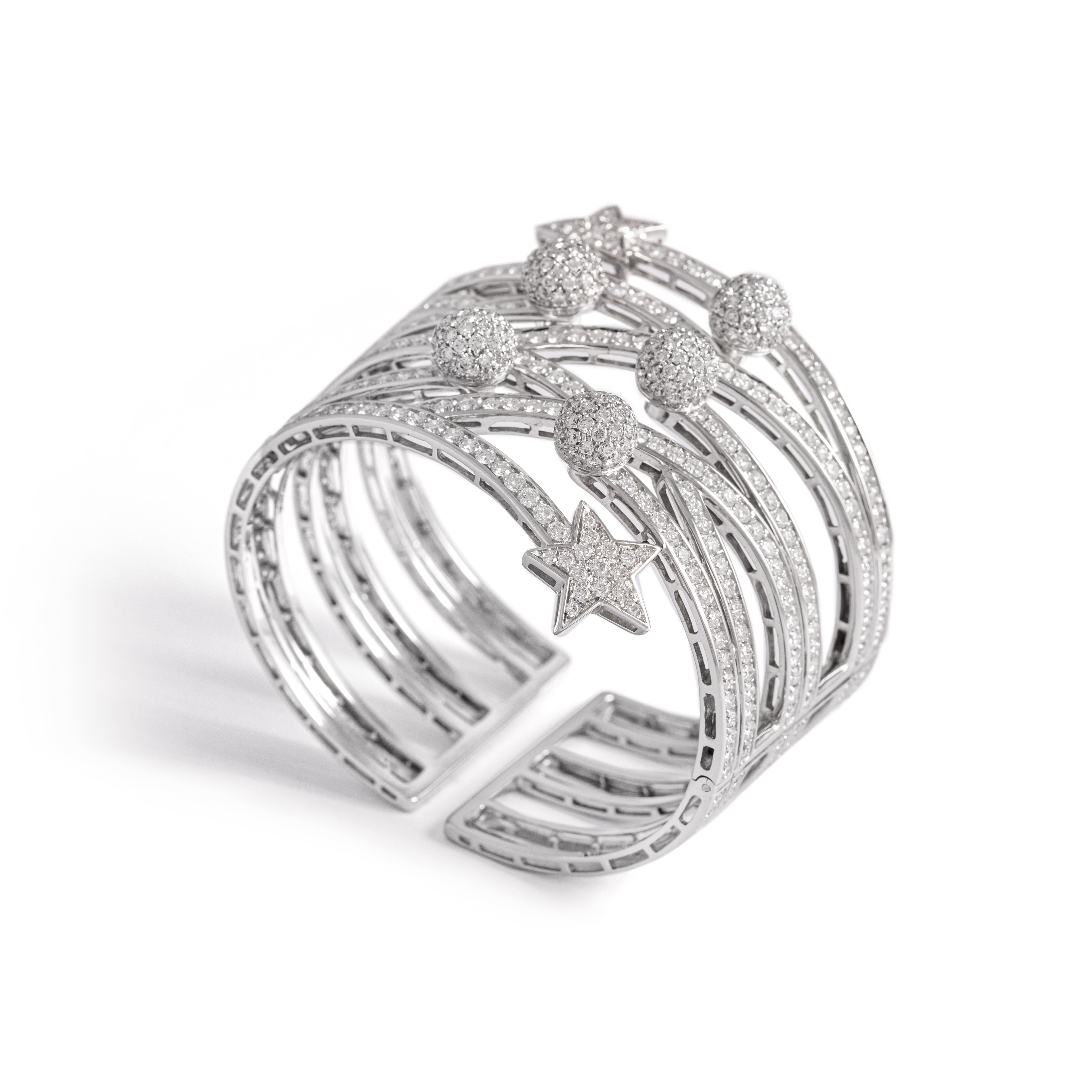 Bangle in 18kt white gold set with 546 diamonds 16.99 cts

Inner circumference: Approximately 17.42 centimeters ( 6.86 inches)

Total weight: 94.68 grams.

Width on the top: 5.20 centimeters ( 2.05 inches).

