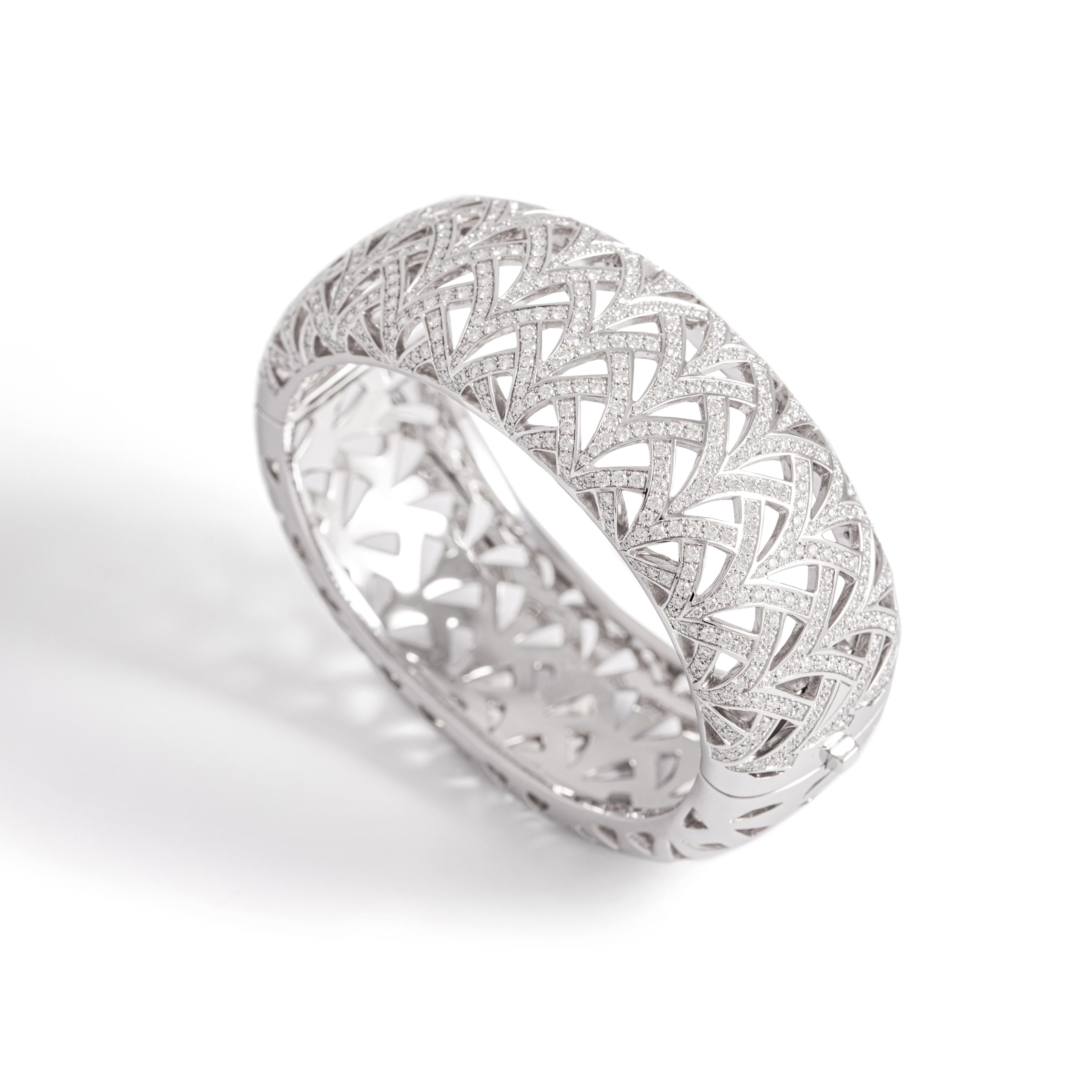 Bangle in 18kt white gold set with 554 diamonds 6.12 carats.
Inner circumference: Approximately 15.70 centimeters ( 6.18 inches).

Total weight: 111.52 grams.
Width on the top: 2.50 centimeters ( 0.98 inches).
