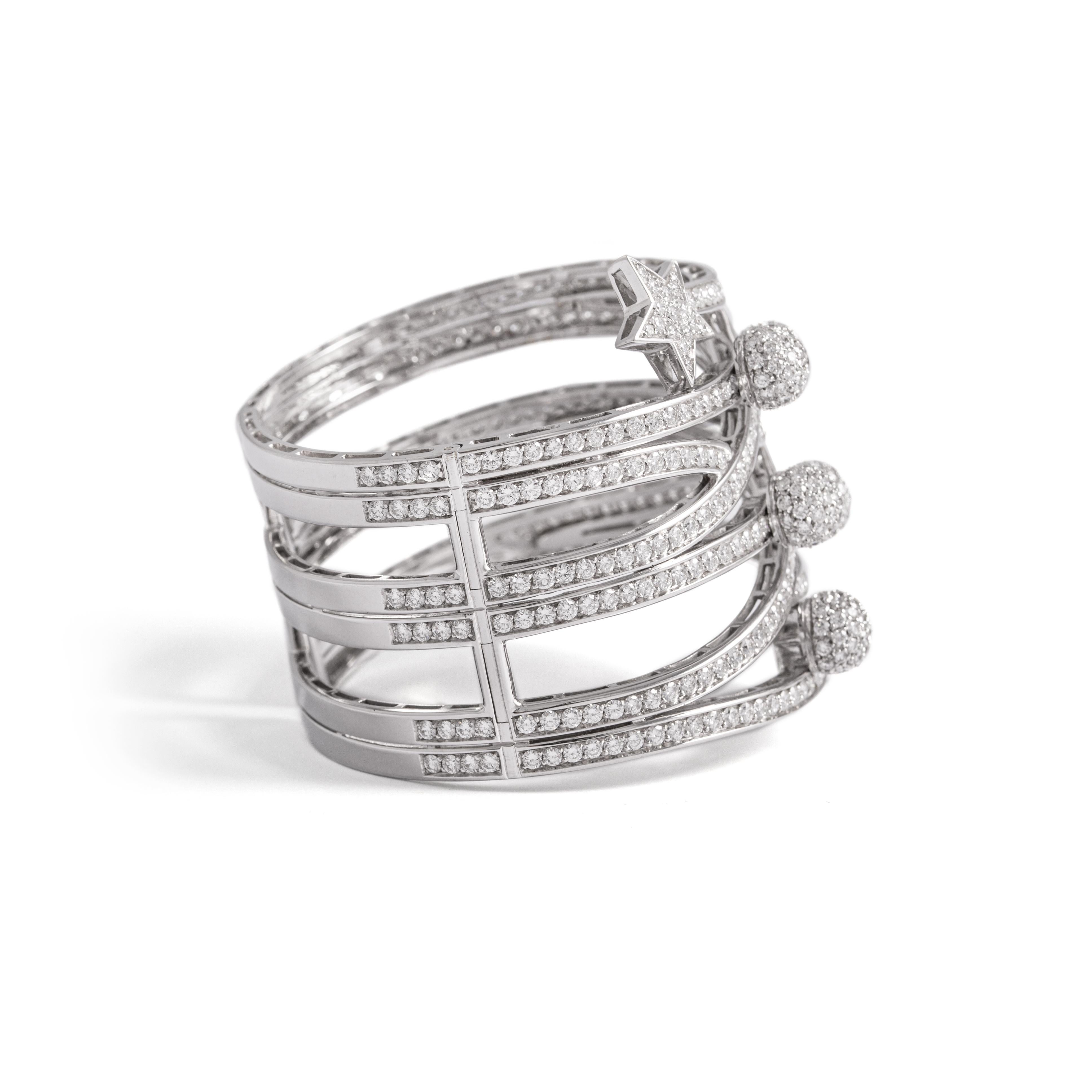 Taille ronde Bracelet jonc en or blanc et diamants en vente