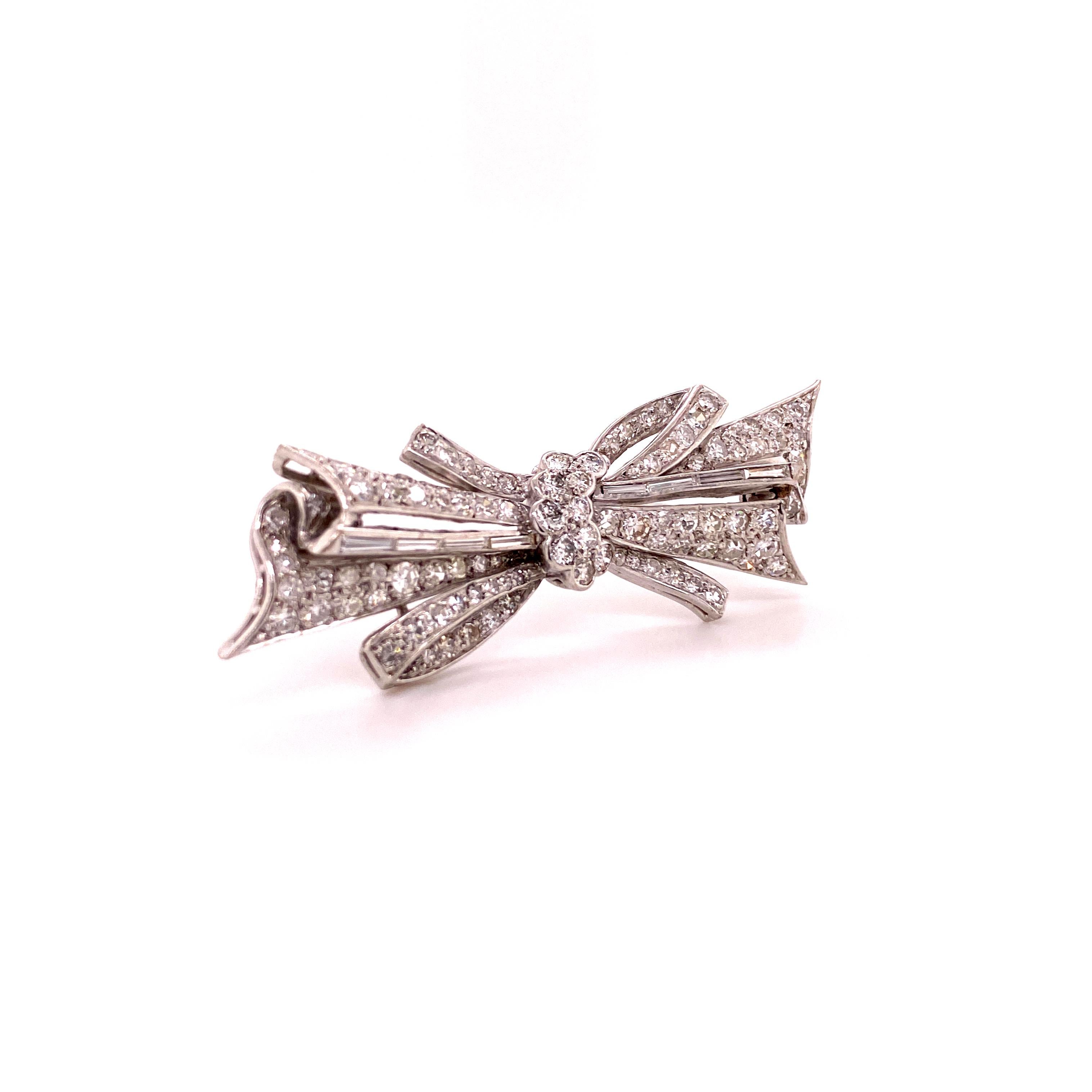 An elegant 18 karat white gold bow brooch with round brilliant, single and baguette-cut diamonds. Total weight approximately 3.30 carats of G/H-si quality.

Dimensions approx.: 5.8 x 2.1 cm / 2.28 x 0.83 inches

