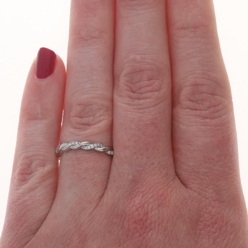 Taglio rotondo Anello con diamanti intrecciati in oro bianco 14k a brillante rotondo da 0,10 ct. in vendita
