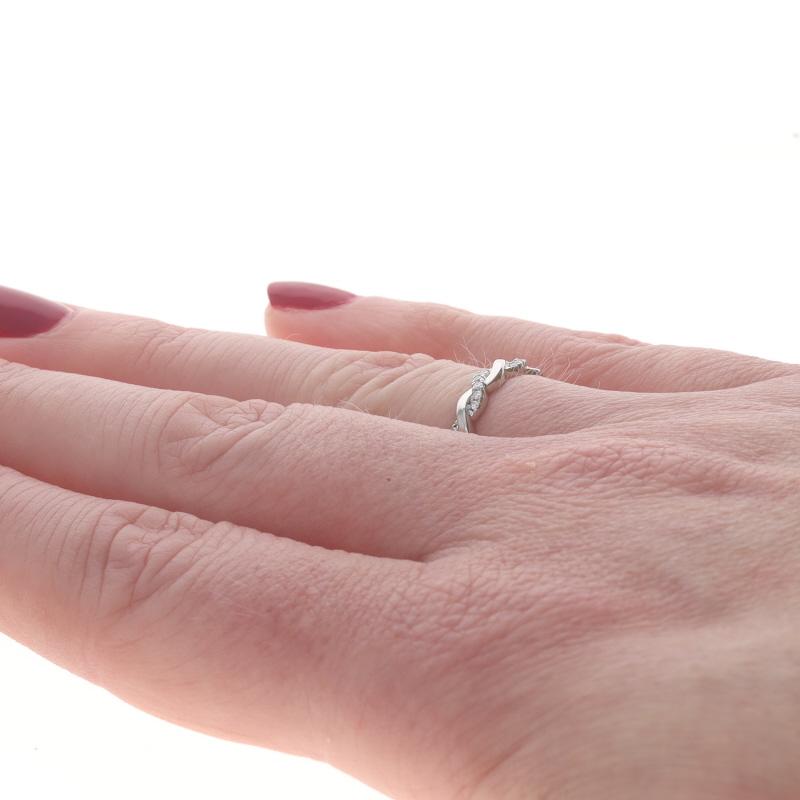 Donna Anello con diamanti intrecciati in oro bianco 14k a brillante rotondo da 0,10 ct. in vendita