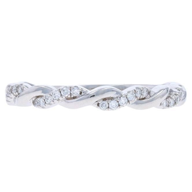 Anello con diamanti intrecciati in oro bianco 14k a brillante rotondo da 0,10 ct.