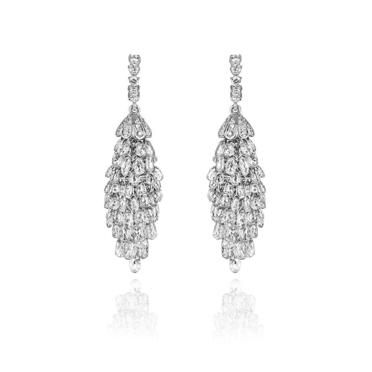 Boucles d'oreilles chandelier Briolette en or blanc et diamants 34,78 carats