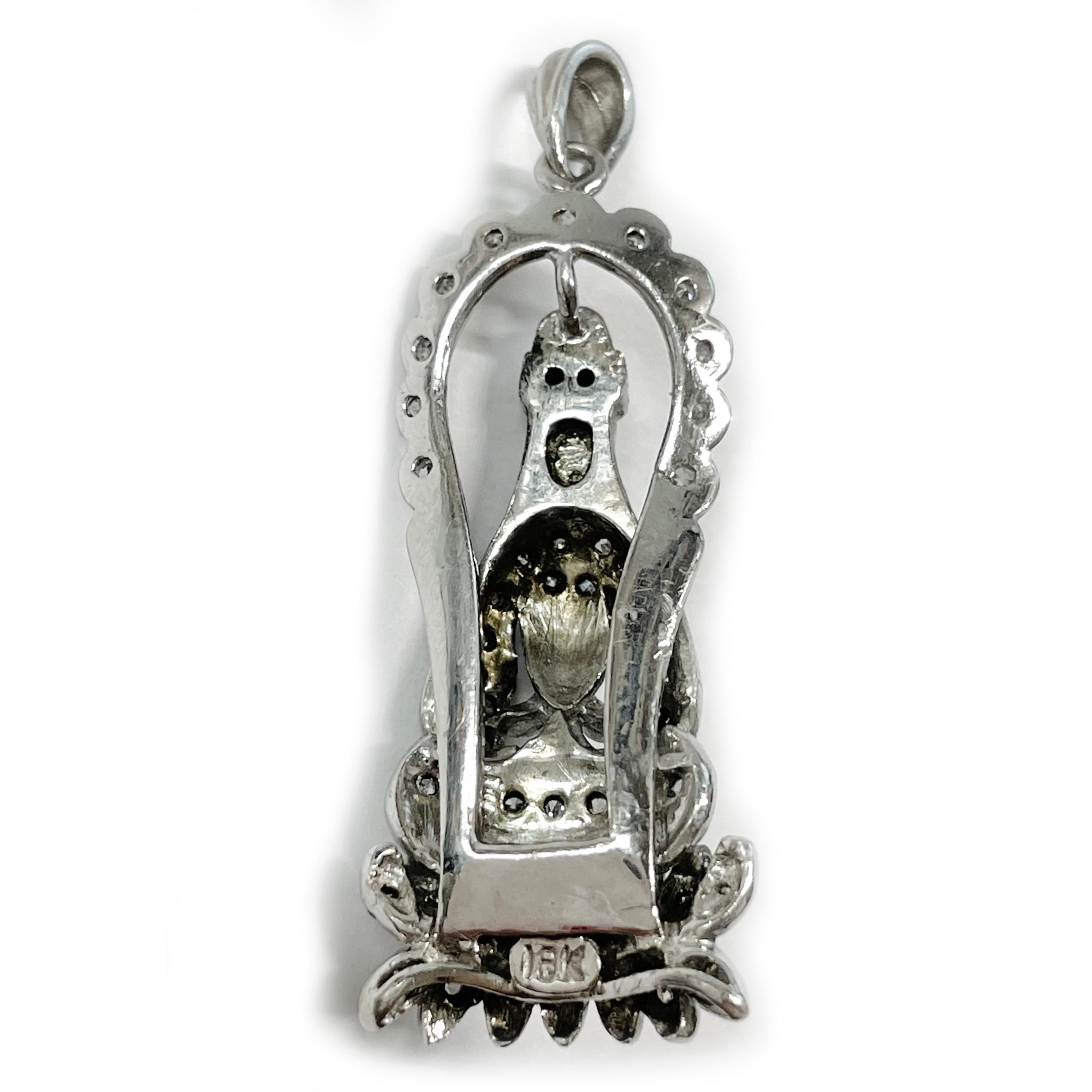 Taille ronde Pendentif Bouddha en or blanc et diamants  en vente