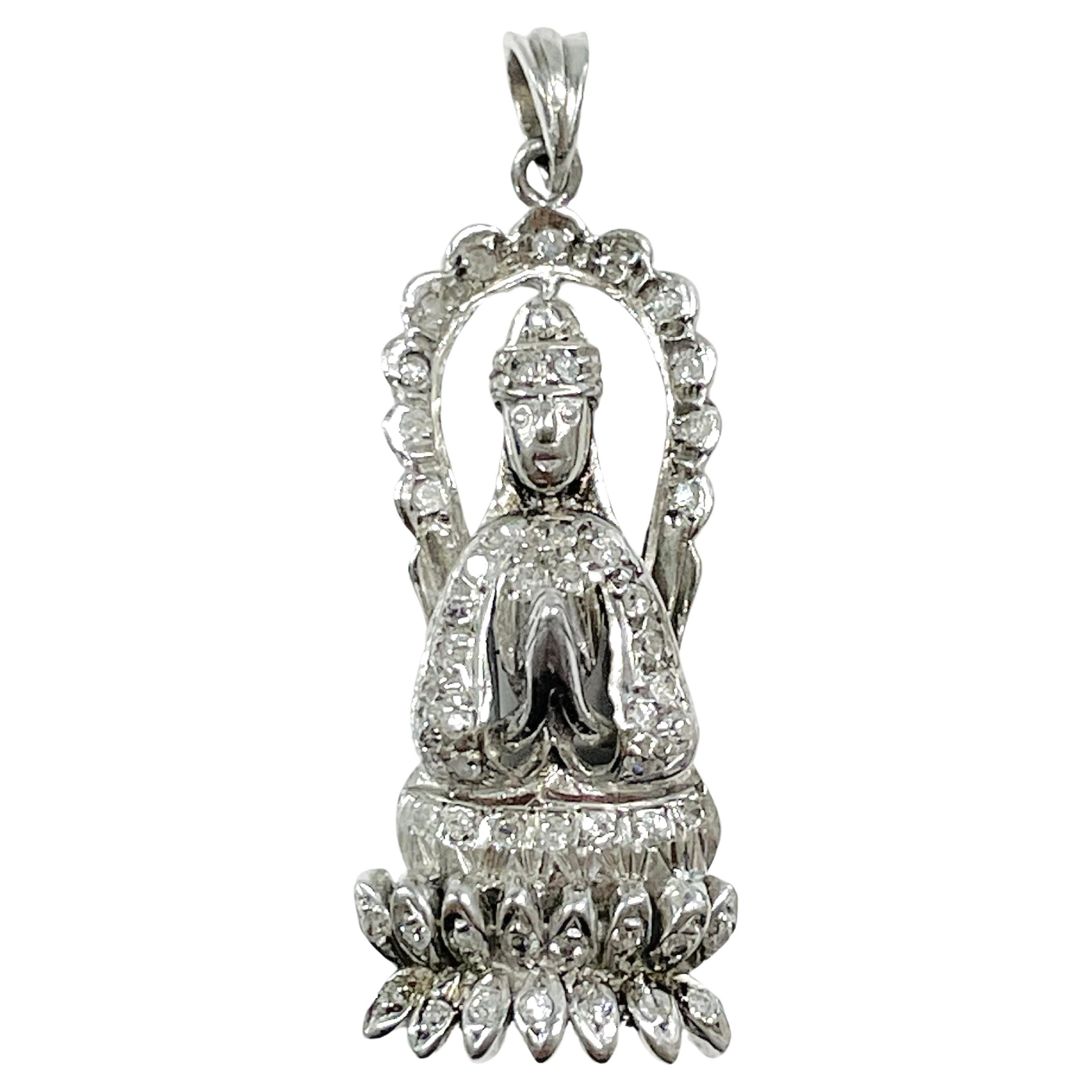 Pendentif Bouddha en or blanc et diamants  en vente