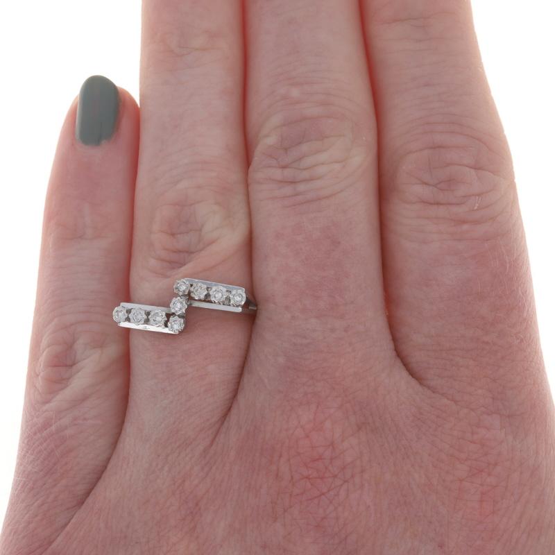 Dimensione: 7
Costo della taglia: Una taglia in più per $40 o una taglia in meno per $40

Contenuto del metallo: Oro bianco 14k

Informazioni su A. Stone

Diamanti
Carati: .09ctw
Taglio: Singolo
Colore: H. H. - I.
Chiarezza: VS1 - VS2

Stile: Fascia