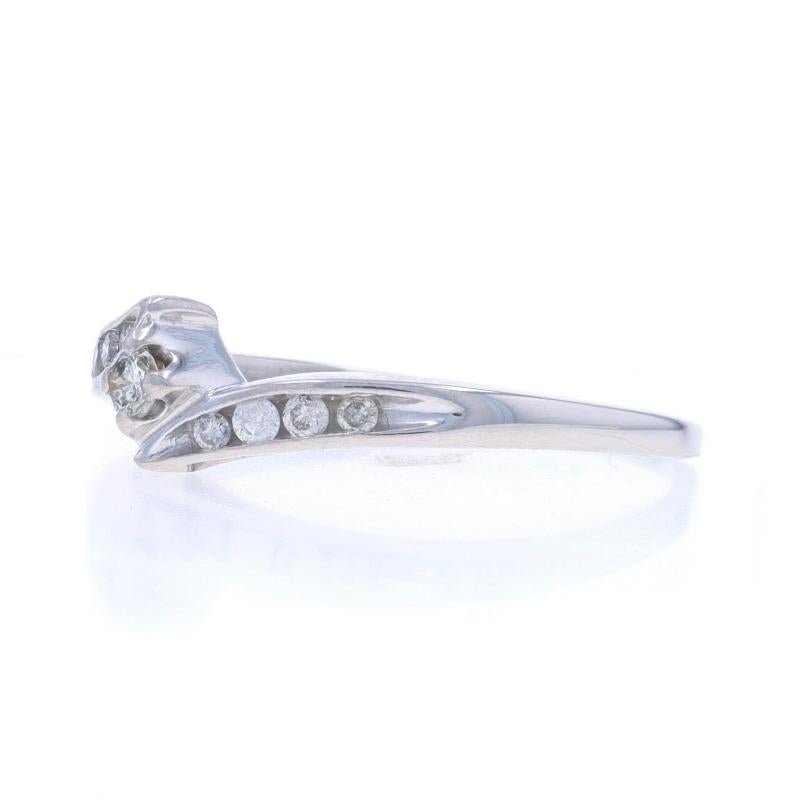 Anello di fidanzamento bypass con diamante in oro bianco - 10k Round Brilliante .15ctw Promessa In condizioni buone in vendita a Greensboro, NC