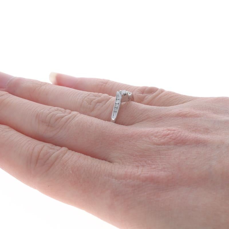 Donna Anello di fidanzamento bypass con diamante in oro bianco - 10k Round Brilliante .15ctw Promessa in vendita