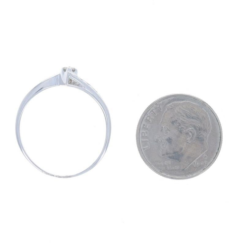 Anello di fidanzamento bypass con diamante in oro bianco - 10k Round Brilliante .15ctw Promessa in vendita 1