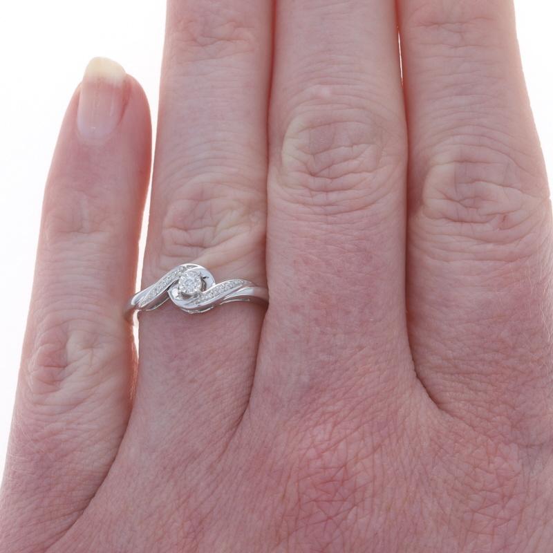 Taille ronde Bague de fiançailles Bypass en or blanc - 14k diamant rond brillant .10ctw en vente