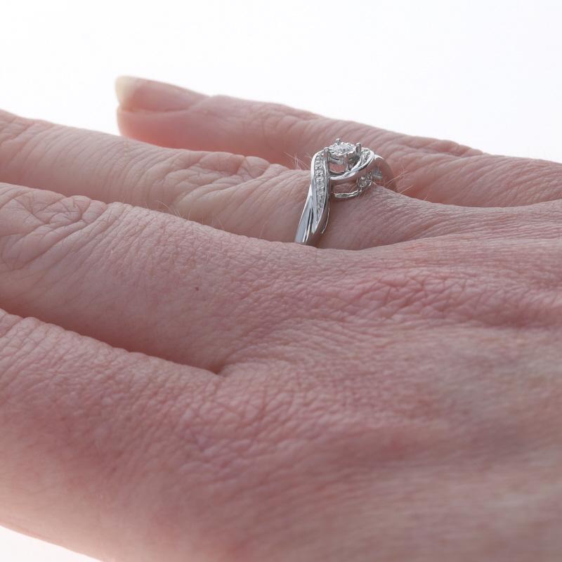 Bague de fiançailles Bypass en or blanc - 14k diamant rond brillant .10ctw Pour femmes en vente