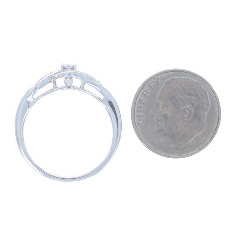 Bague de fiançailles Bypass en or blanc - 14k diamant rond brillant .10ctw en vente 1