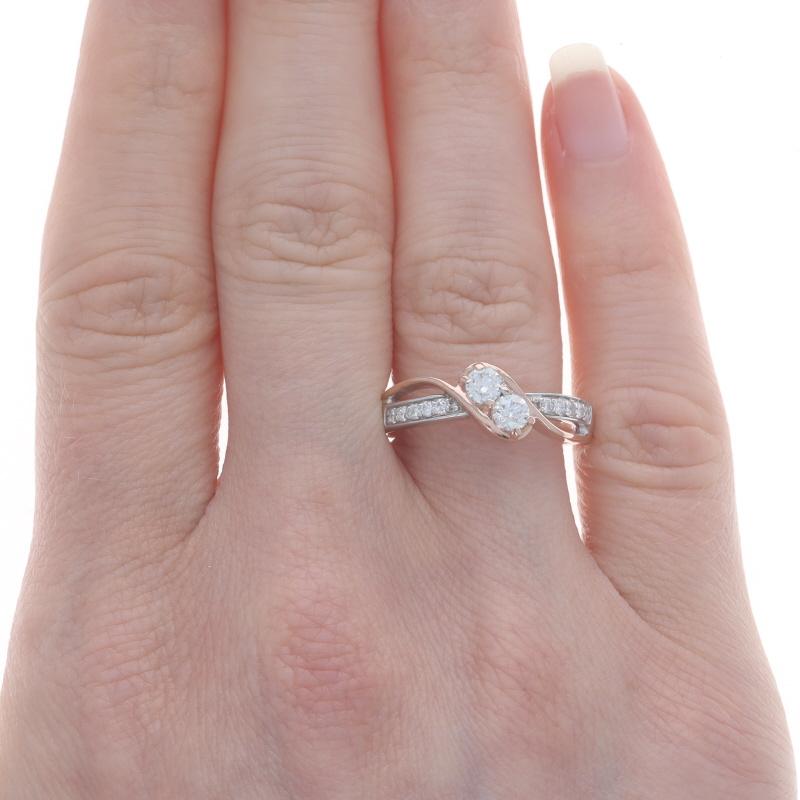 Taglio rotondo Anello Bypass con diamanti in oro bianco - Anello di fidanzamento a due pietre con Brilliante rotondo di .44ctw in 14k in vendita