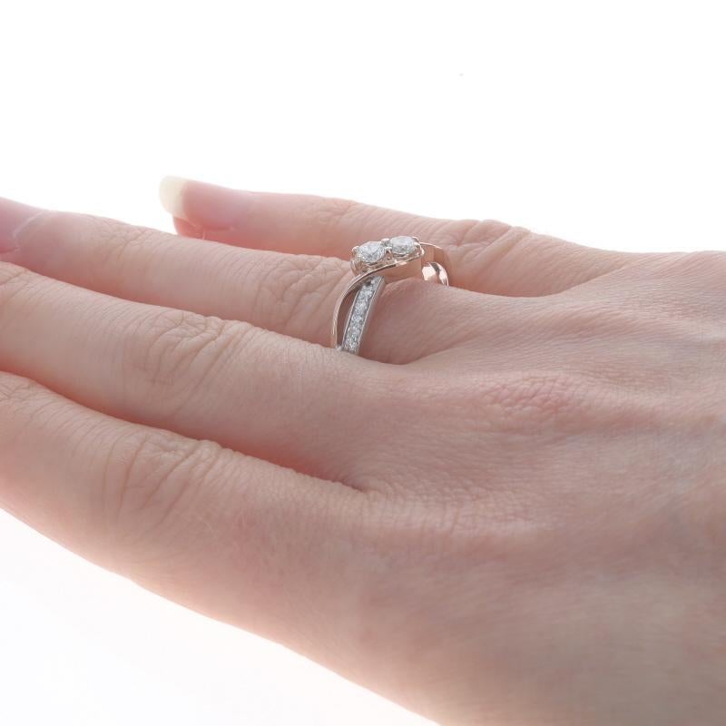 Anello Bypass con diamanti in oro bianco - Anello di fidanzamento a due pietre con Brilliante rotondo di .44ctw in 14k In condizioni ottime in vendita a Greensboro, NC