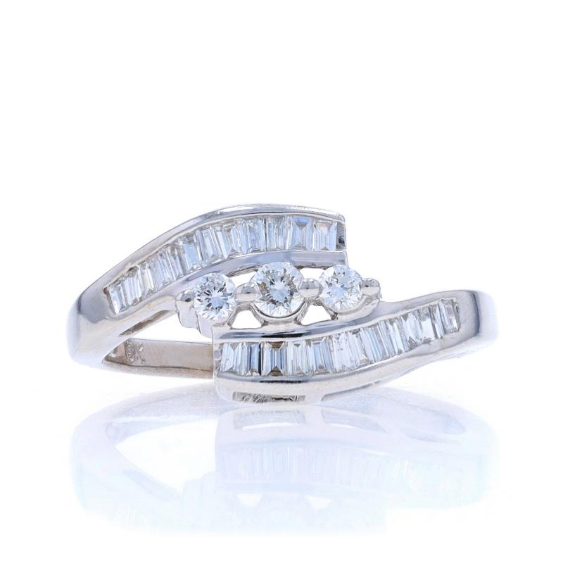 Größe: 6 1/2

Metall Inhalt: 18k Weißgold

Informationen zu Stein
Natürliche Diamanten
Karat(e): .61ctw
Schliff: Rund Brillant & Baguette
Farbe: G - H
Reinheit: VS1 - SI2

Karat gesamt: 0.61ctw

Stil: Dreistein mit Akzenten Bypass

Messungen
Höhe