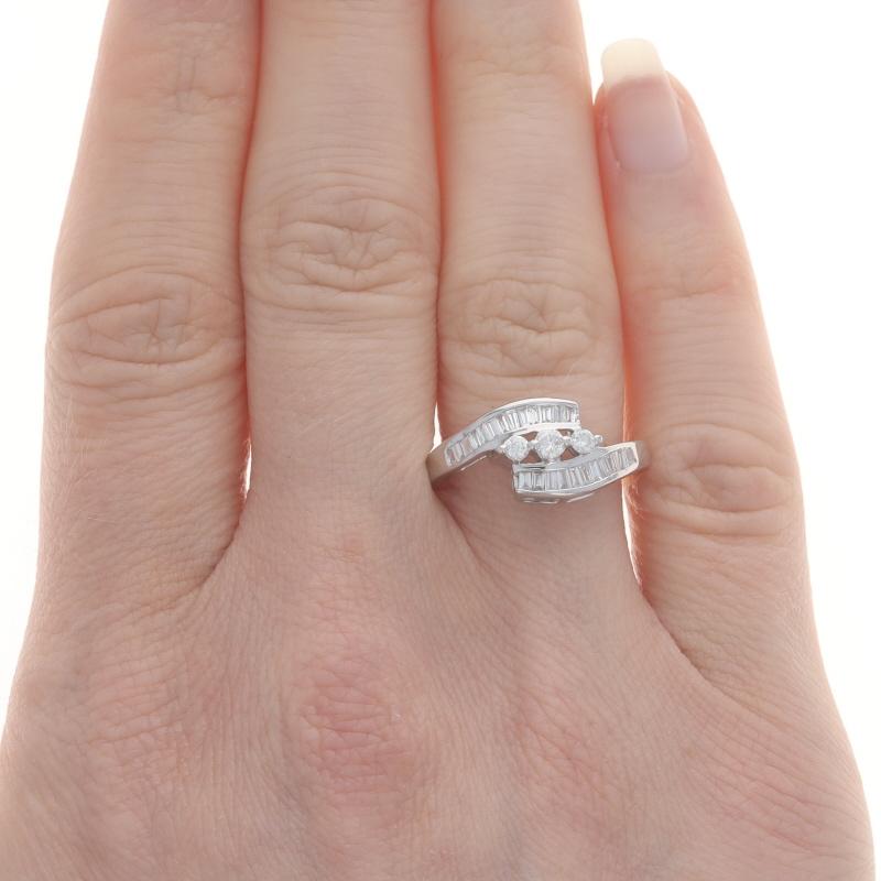Bypass-Ring aus Weißgold mit Diamanten - 18k rund .61ctw Drei-Stein Größe 6 1/2 (Rundschliff)