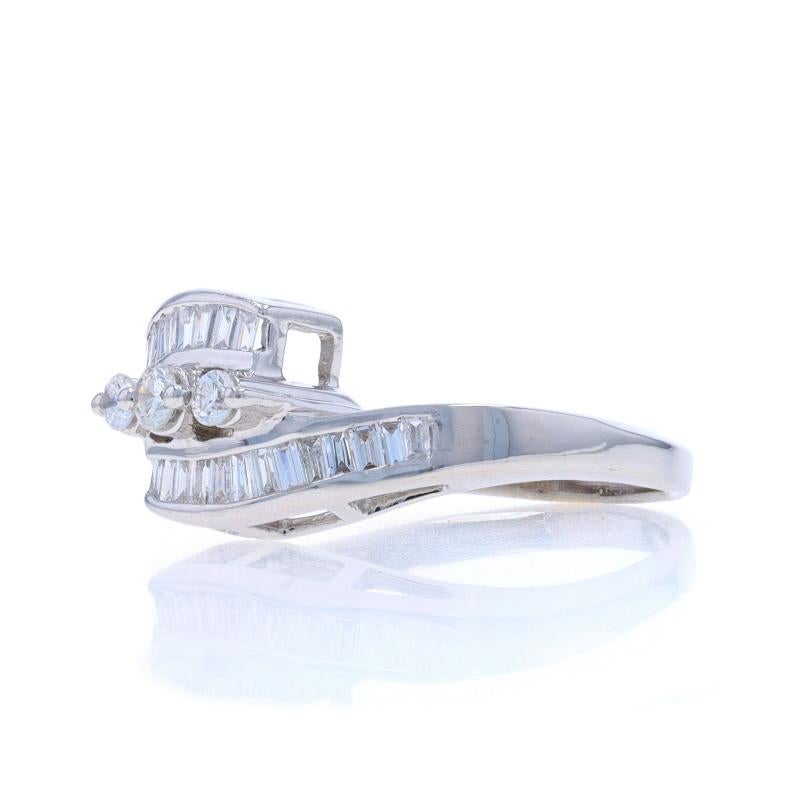 Bypass-Ring aus Weißgold mit Diamanten - 18k rund .61ctw Drei-Stein Größe 6 1/2 im Zustand „Hervorragend“ in Greensboro, NC