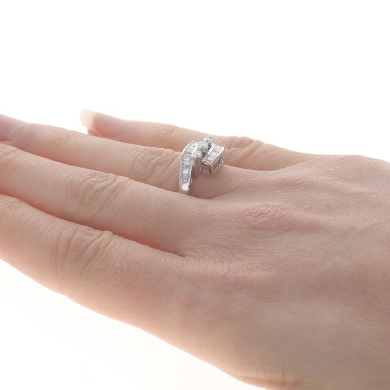 Bypass-Ring aus Weißgold mit Diamanten - 18k rund .61ctw Drei-Stein Größe 6 1/2 Damen