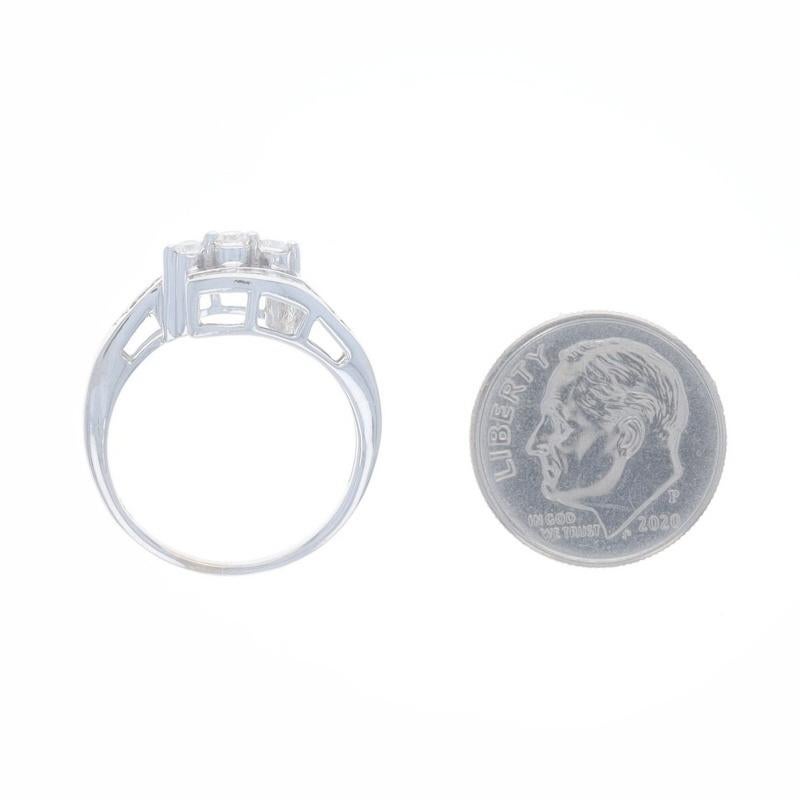 Bypass-Ring aus Weißgold mit Diamanten - 18k rund .61ctw Drei-Stein Größe 6 1/2 1
