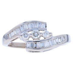 Bypass-Ring aus Weißgold mit Diamanten - 18k rund .61ctw Drei-Stein Größe 6 1/2