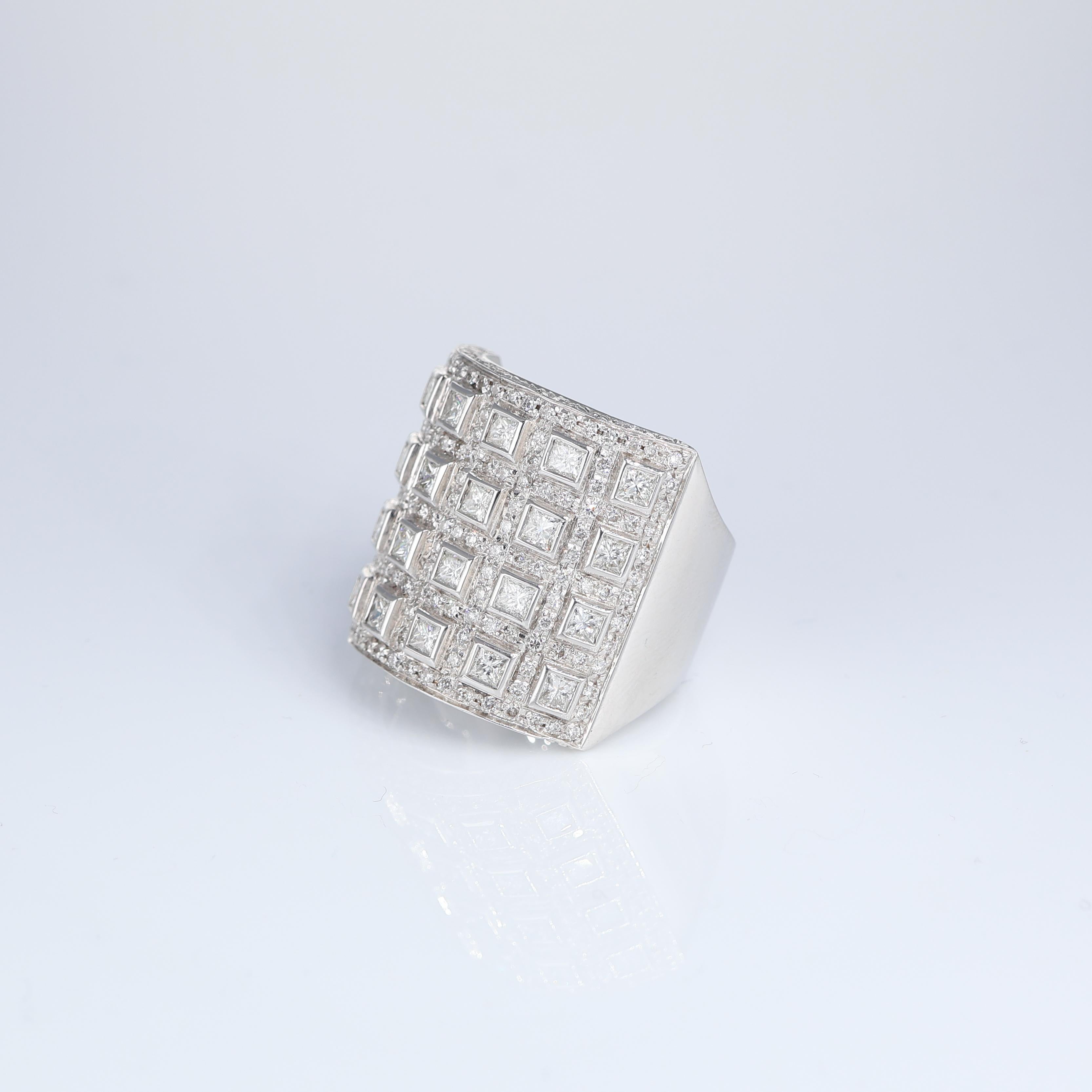 White Gold Diamond Checkerboard Pave Ring In New Condition For Sale In Bergamo, BG
