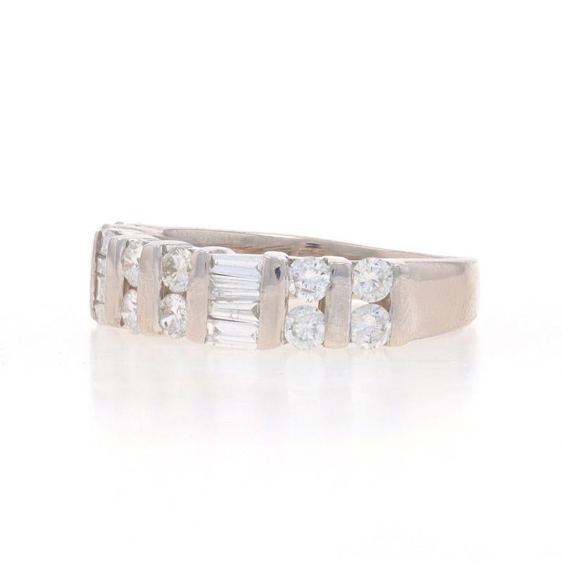 Anneau de mariage en or blanc avec diamants ronds et baguettes 1.00ctw 14k Excellent état - En vente à Greensboro, NC