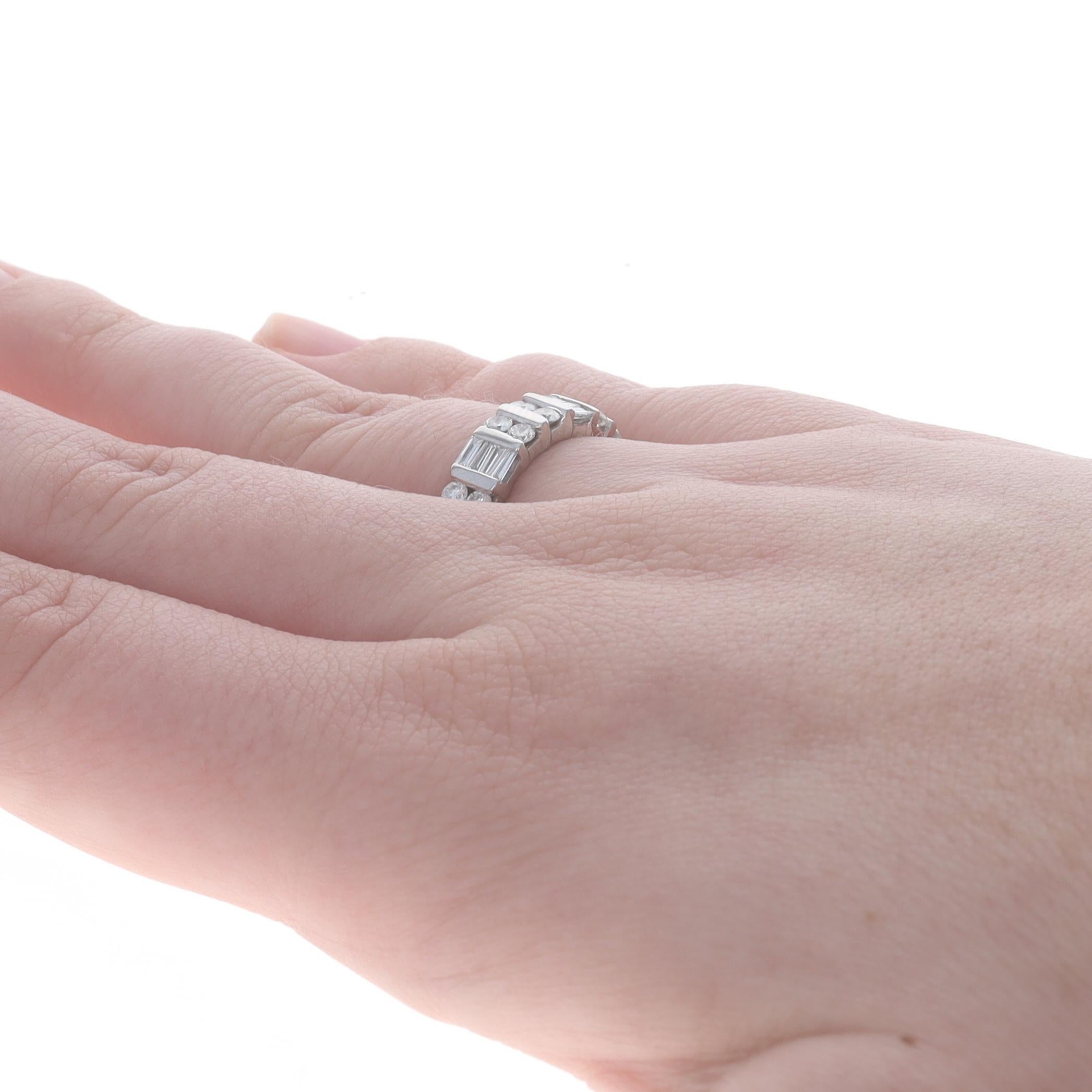 Weißgold Diamant-Cluster-Ring aus Weißgold - 14k rund & Baguette 1,00ctw Ehering Damen im Angebot