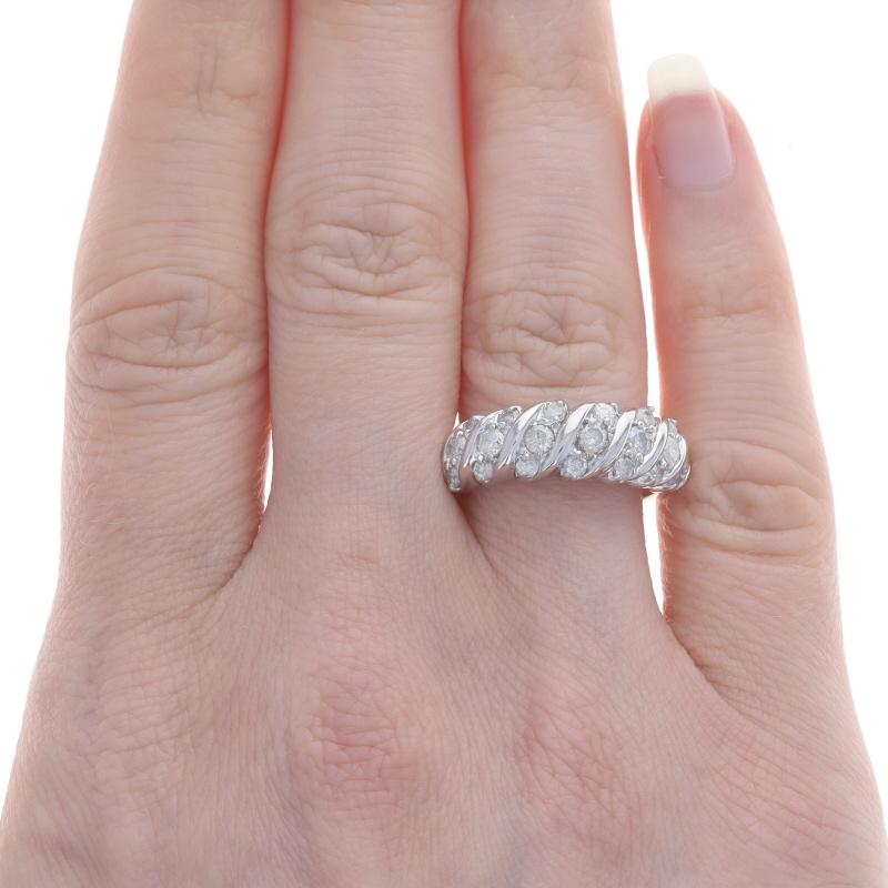 Weißgold Diamant Cluster Band 14k Rund Brillant 1.00ctw Diagonal Streifen Ring (Rundschliff) im Angebot