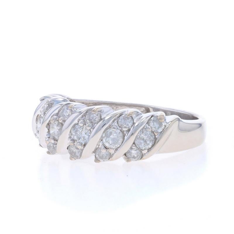 Weißgold Diamant Cluster Band 14k Rund Brillant 1.00ctw Diagonal Streifen Ring im Zustand „Hervorragend“ im Angebot in Greensboro, NC