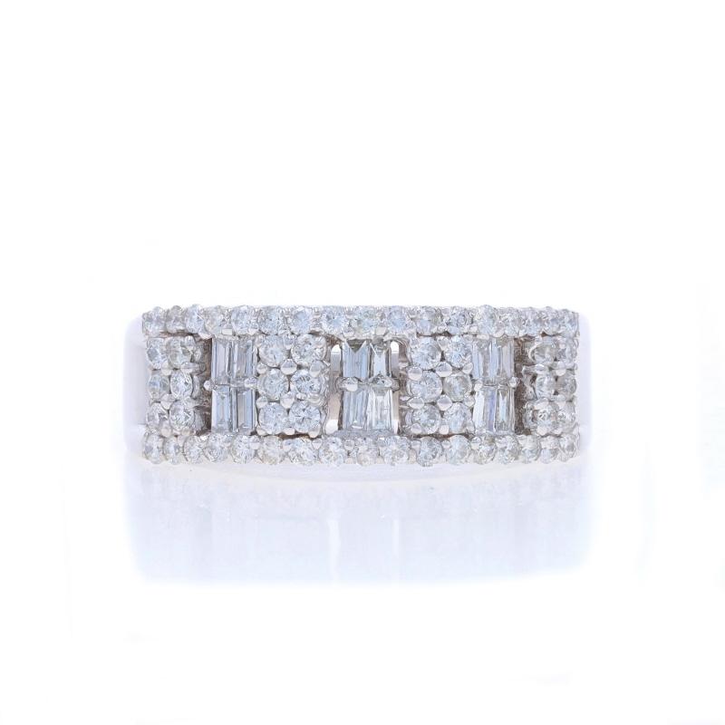 Taille : 8 3/4
Frais de taille : Up&Up pour 60 $ ou Down pour 40 $.

Contenu métallique : Or blanc 18k

Informations sur les pierres

Diamants naturels
Carat(s) : .80ctw
Taille : Ronde, Brilliante et Baguette
Couleur : G - H - I
Clarté : I1-I2 /