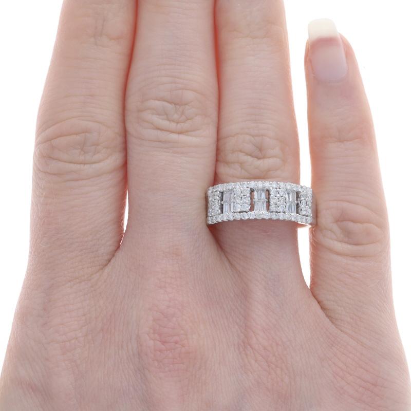 Taille ronde Bracelet en or blanc à diamants - Bague 18k à diamants ronds, brillants et baguettes de 0,80ctw en vente