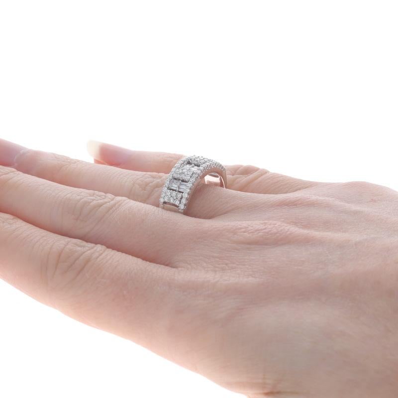 Bracelet en or blanc à diamants - Bague 18k à diamants ronds, brillants et baguettes de 0,80ctw Pour femmes en vente