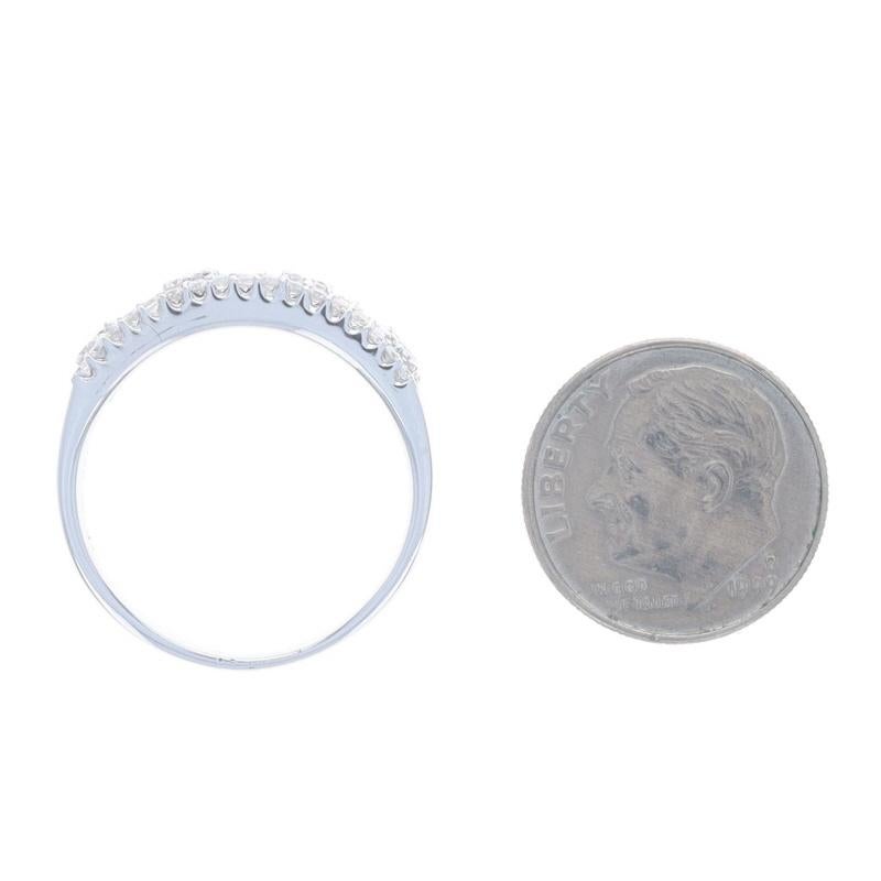 Bracelet en or blanc à diamants - Bague 18k à diamants ronds, brillants et baguettes de 0,80ctw en vente 1