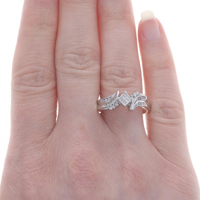 Taglio princess Anello di fidanzamento bypass con cluster di diamanti in oro bianco - 14k Princess & Round .25ctw in vendita