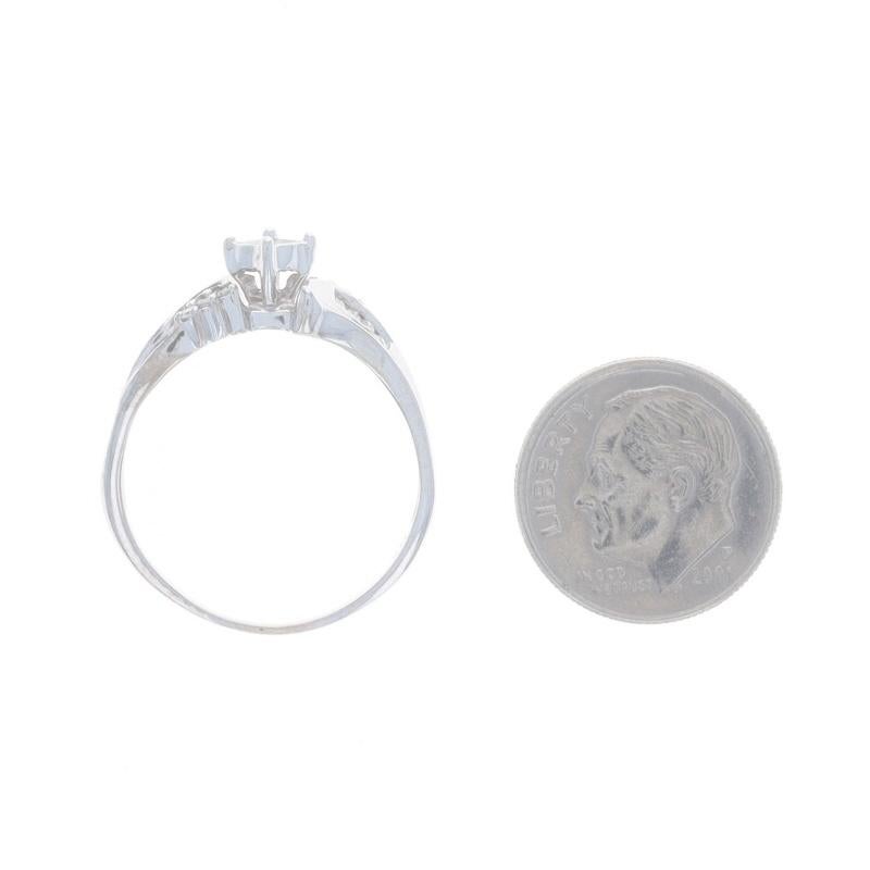 Anello di fidanzamento bypass con cluster di diamanti in oro bianco - 14k Princess & Round .25ctw in vendita 1