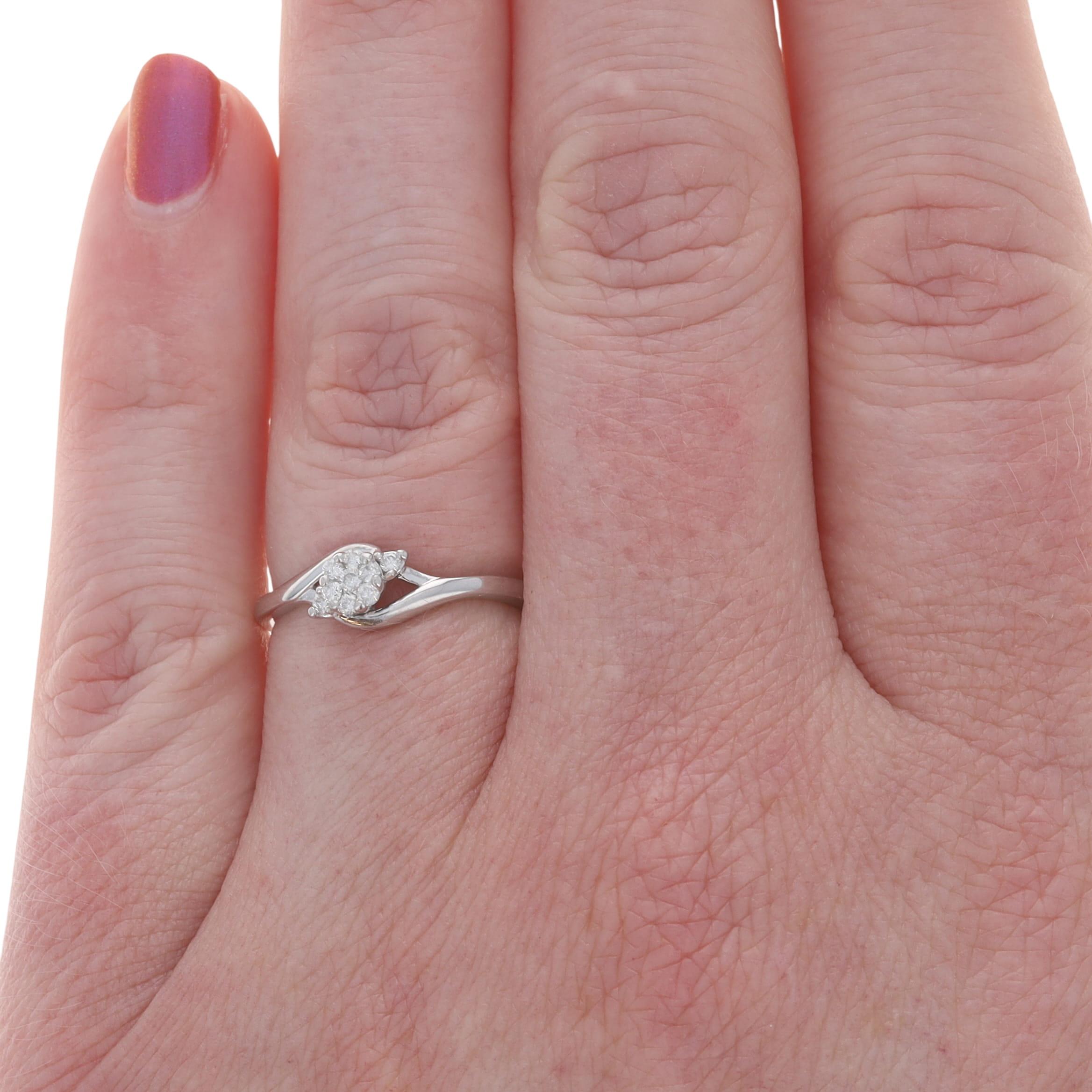 Taille ronde Bague bypass en or blanc à diamants en grappe - 10k Brilliante ronde .10 Promise en vente