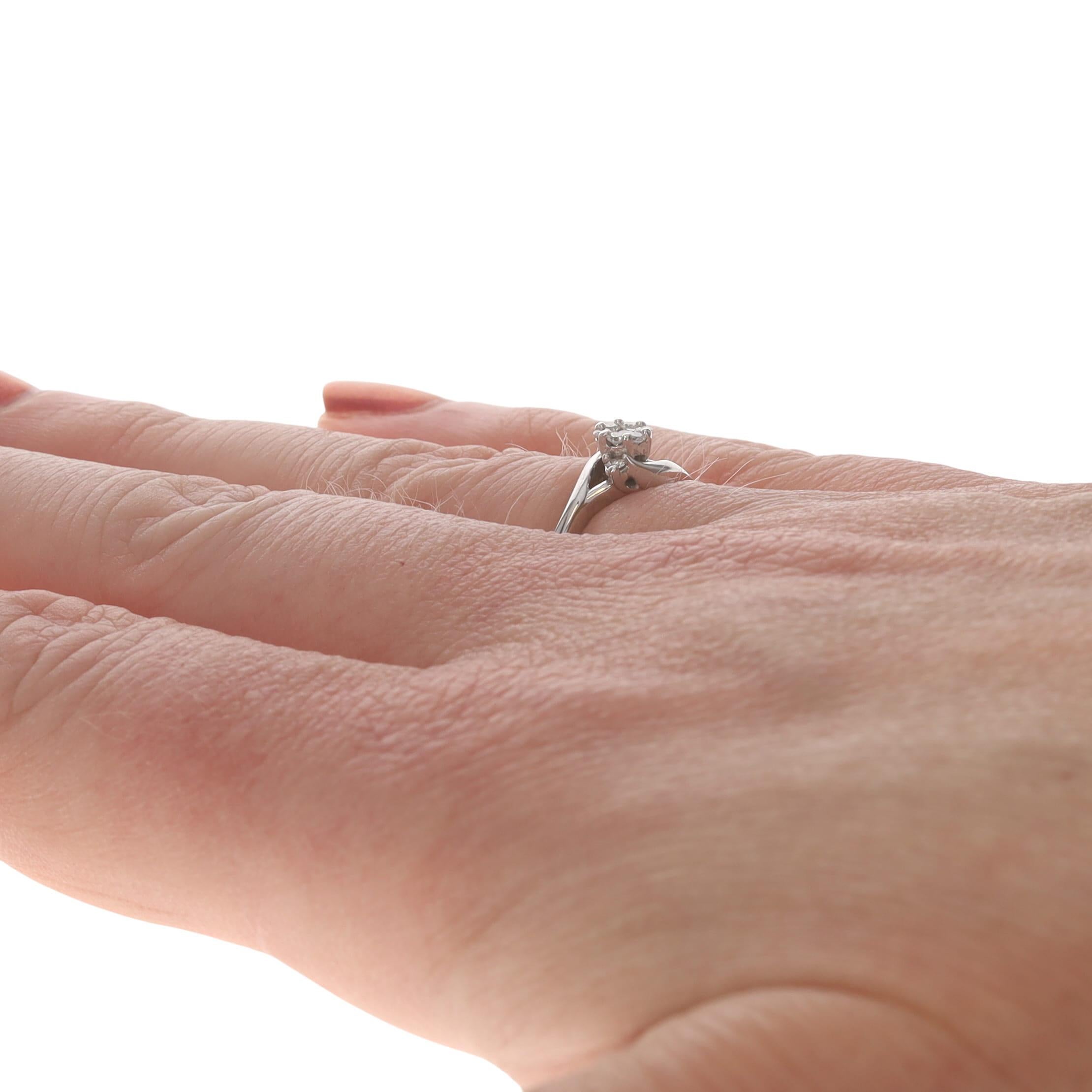 Bague bypass en or blanc à diamants en grappe - 10k Brilliante ronde .10 Promise Pour femmes en vente