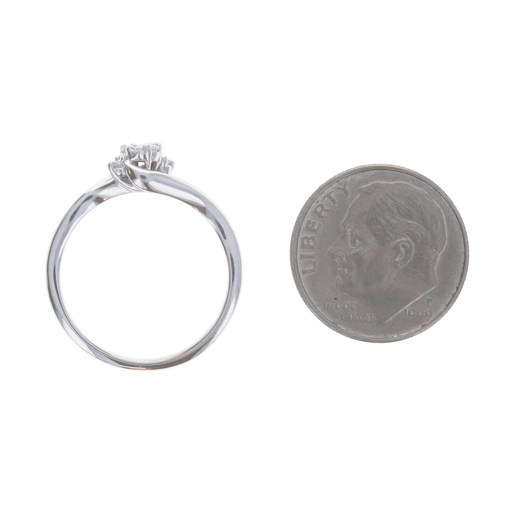 Bague bypass en or blanc à diamants en grappe - 10k Brilliante ronde .10 Promise en vente 1