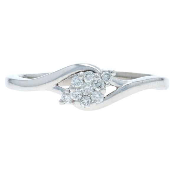 Bague bypass en or blanc à diamants en grappe - 10k Brilliante ronde .10 Promise en vente