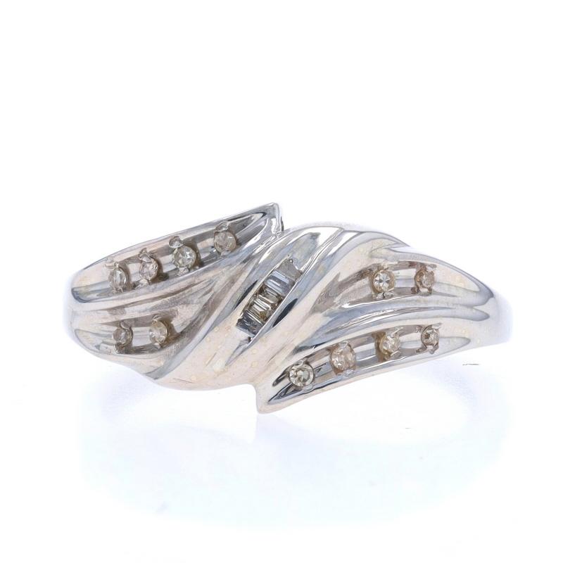 Größe: 6 1/2
Sizing-Gebühr: 1 Größe höher für $35 oder eine halbe Größe niedriger für $35

Metall Inhalt: 10k Weißgold

Informationen zu Stein

Natürliche Diamanten
Karat(e): .10ctw
Schnitt: Einzel & Baguette
Farbe: Champagnerbraun
Reinheit: SI1 -