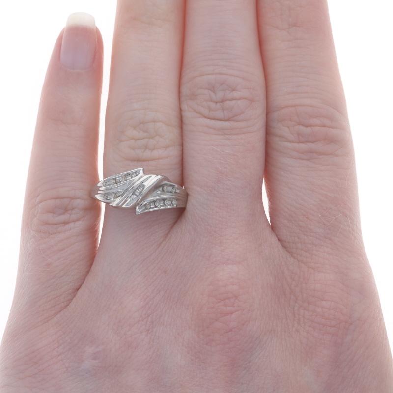 Weißgold Diamant-Cluster- Bypass-Ring aus Weißgold - 10k Einzelschliff & Baguette .10ctw (Baguetteschliff) im Angebot
