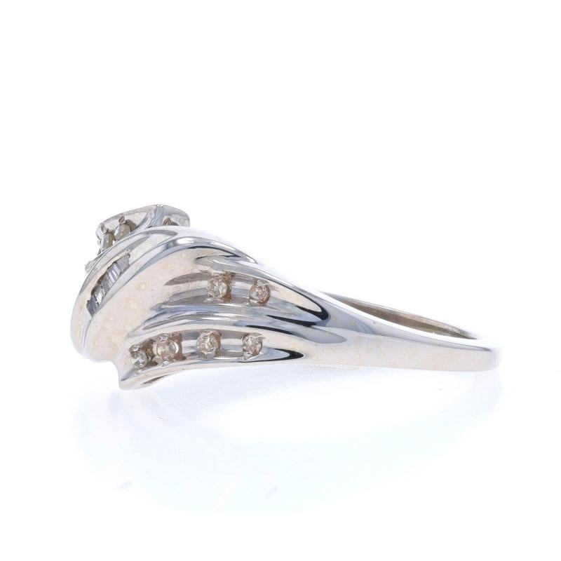 Weißgold Diamant-Cluster- Bypass-Ring aus Weißgold - 10k Einzelschliff & Baguette .10ctw im Zustand „Hervorragend“ im Angebot in Greensboro, NC