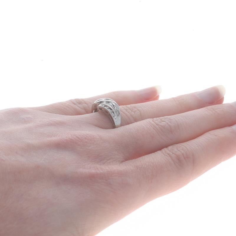 Weißgold Diamant-Cluster- Bypass-Ring aus Weißgold - 10k Einzelschliff & Baguette .10ctw Damen im Angebot