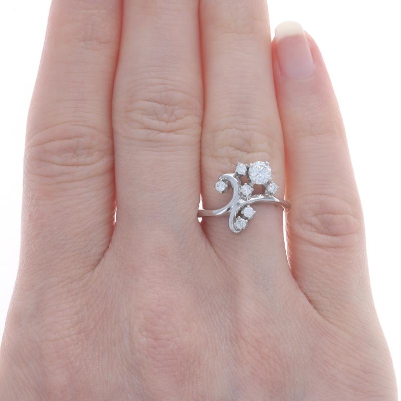 Diamant-Cluster- Bypass-Ring aus Weißgold mit Bypass - 18k rund .55ctw GIA (Rundschliff) im Angebot